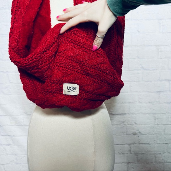 Ugg Cable Knit Infinity Scarf - Picture 9 of 10